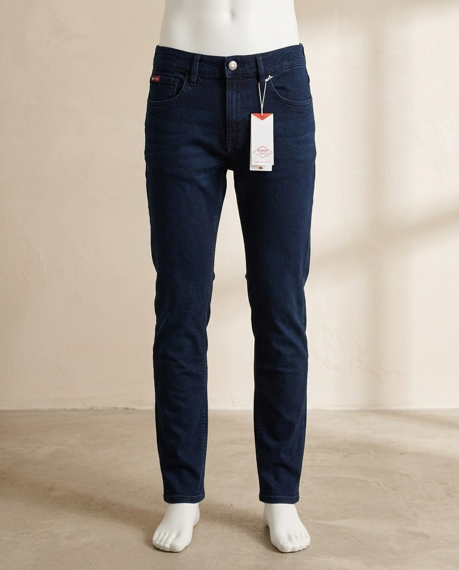 Jean slim Lee Cooper Loporo bleu foncé stretch, vue de face sur cintre avec étiquettes – Frippin'Dealz – photo retouchée par IA