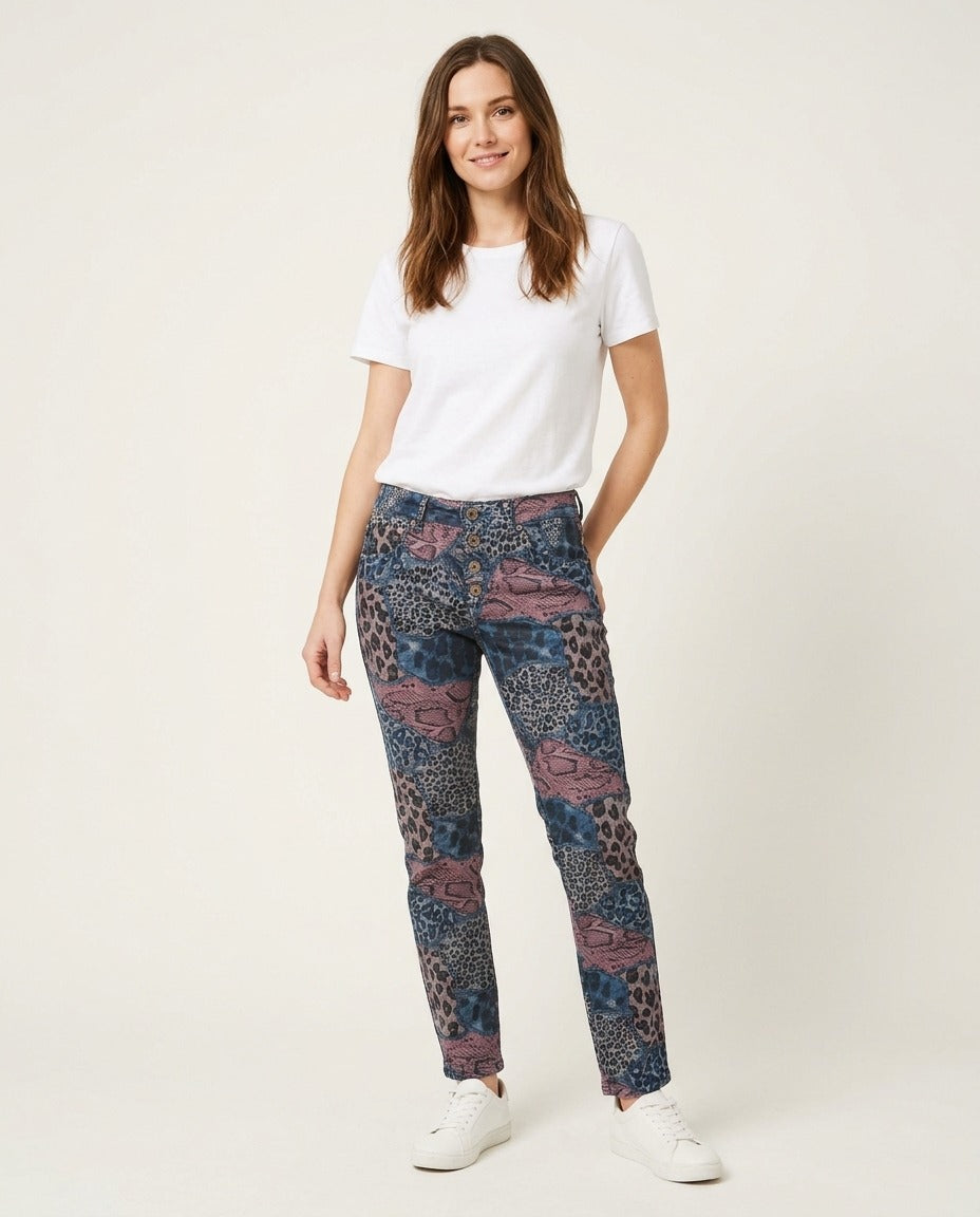 Place du Jour Jean imprimé léopard et python bleu rose 36 porté – photo générée par IA