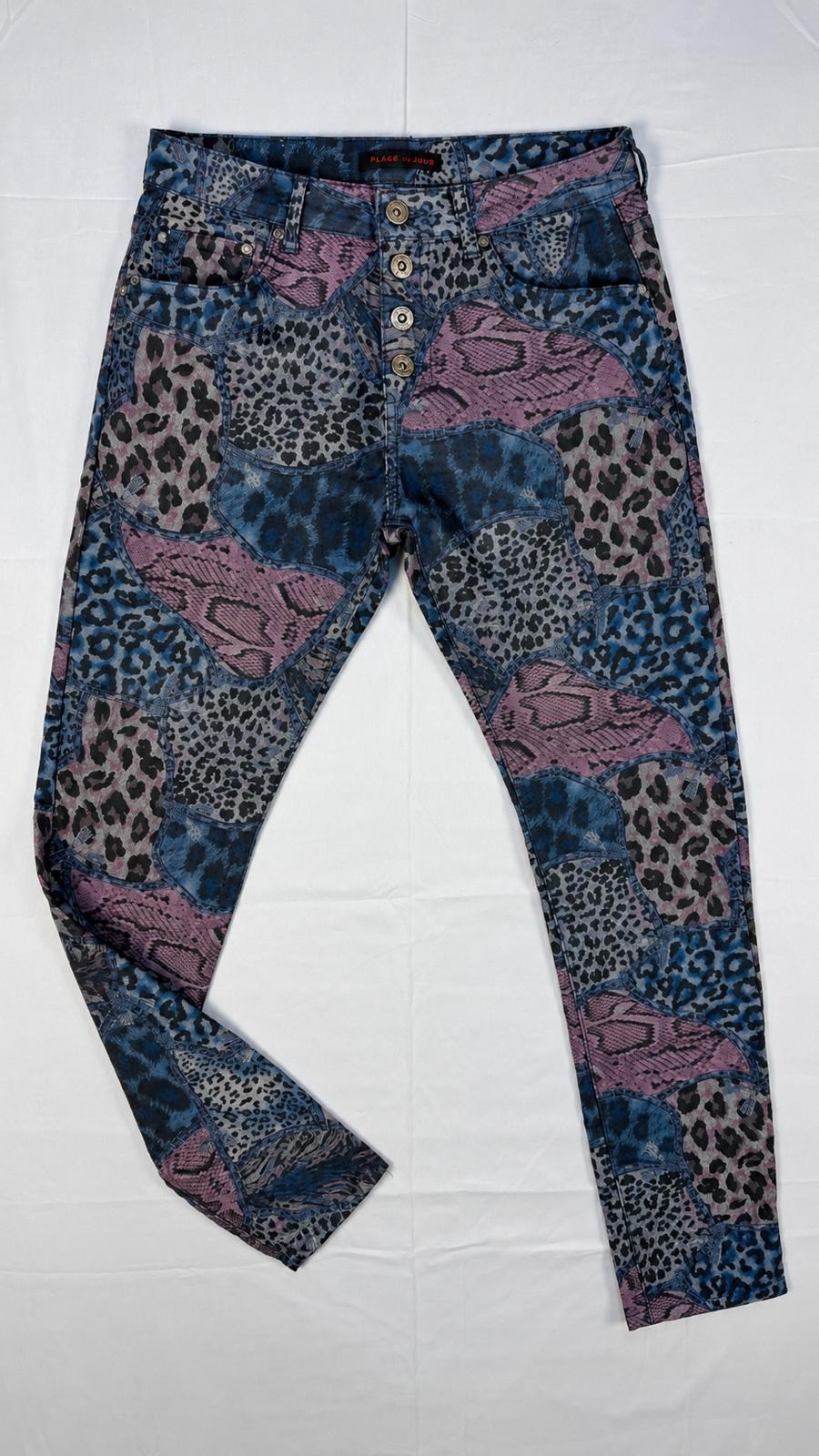 Jean Place du Jour bleu et rose à imprimé patchwork léopard et python, vue de face – Frippin'Dealz