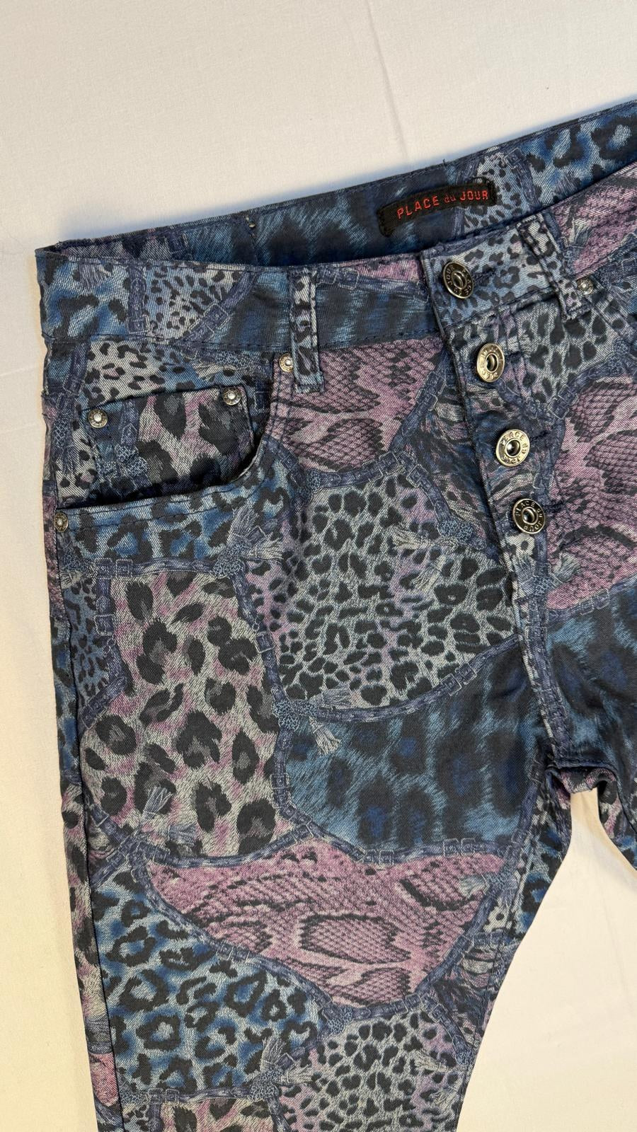 Gros plan sur la ceinture et les 4 boutons métalliques apparents du jean Place du Jour imprimé léopard – Frippin'Dealz
