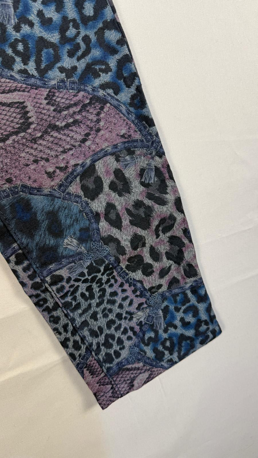 Détail du bas de jambe du jean Place du Jour avec imprimé léopard et python bleu et rose – Frippin'Dealz