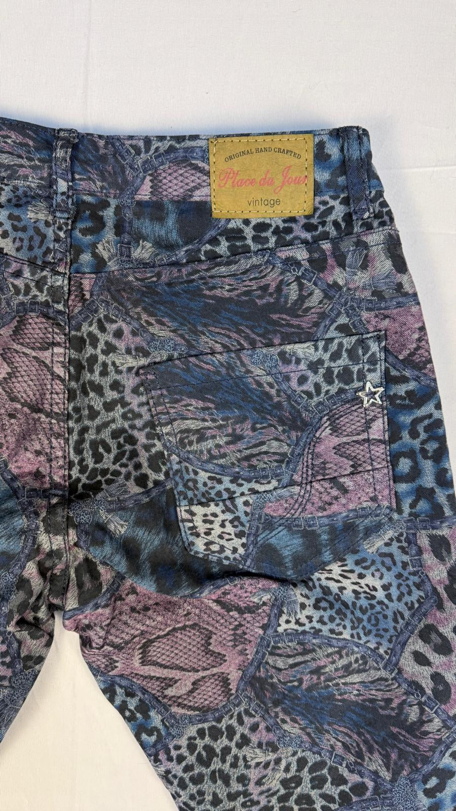 Poche arrière avec étoile et patch Place du Jour vintage sur jean imprimé léopard – Frippin'Dealz