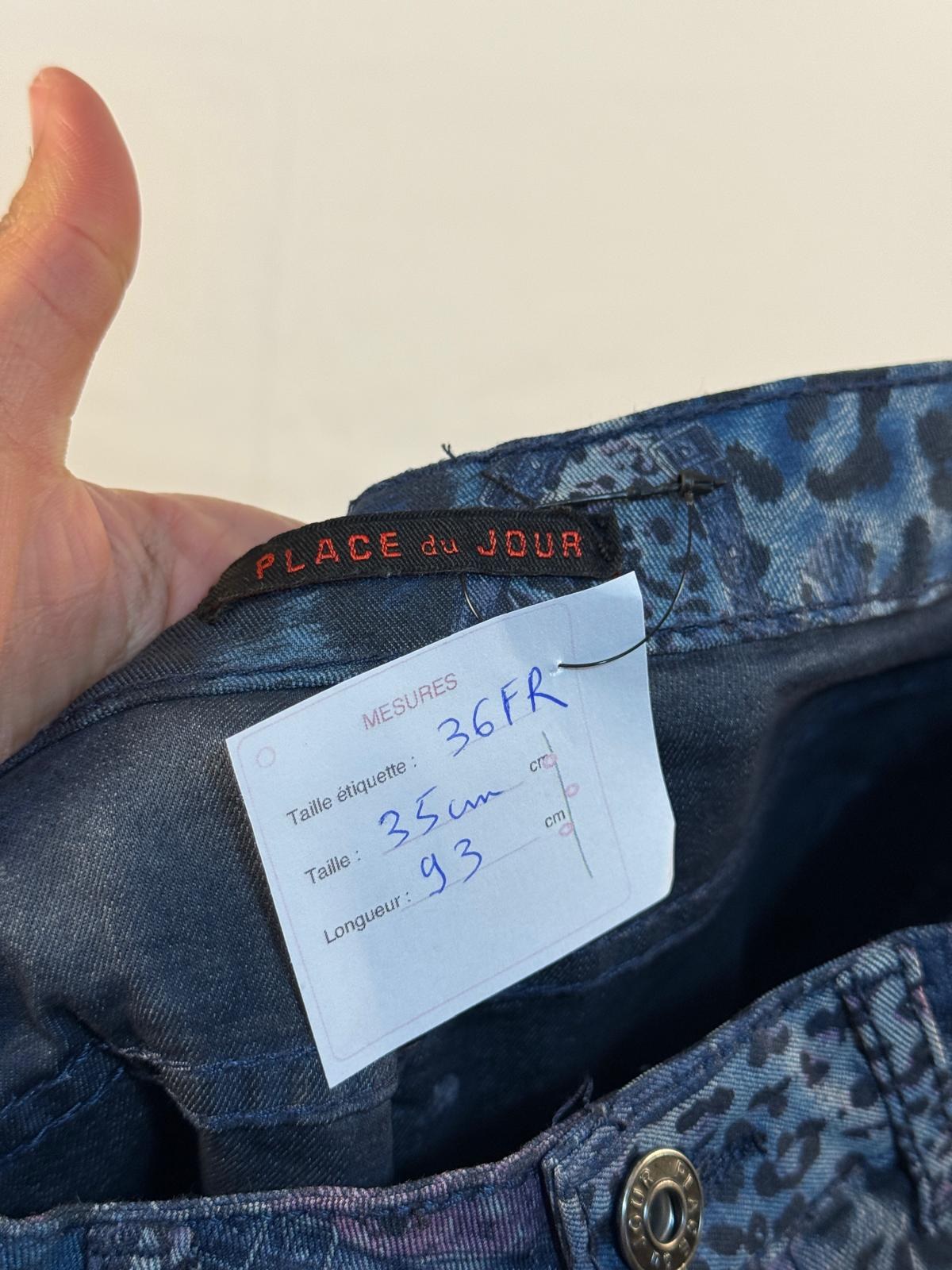 Étiquette de marque Place du Jour et fiche de mesures du jean imprimé léopard – Frippin'Dealz