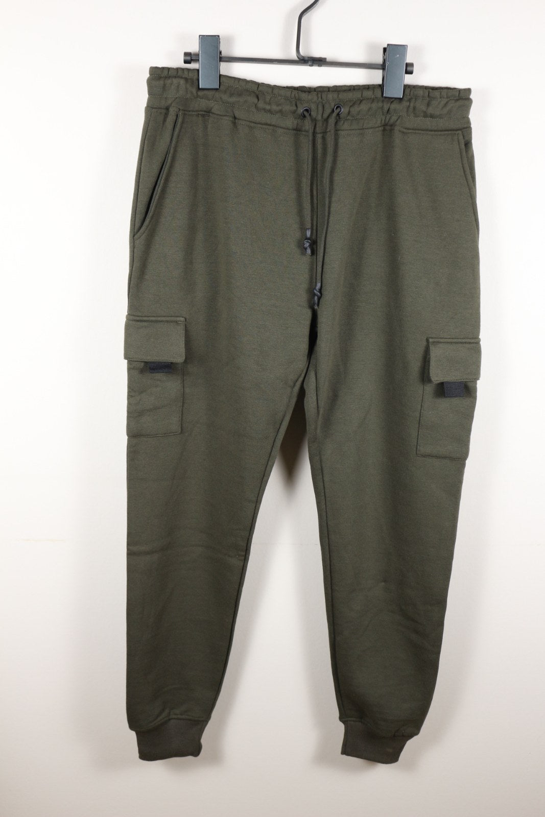 Jogging cargo Genetic Apparel kaki avec poches latérales à rabat, vue de face – Frippin'Dealz