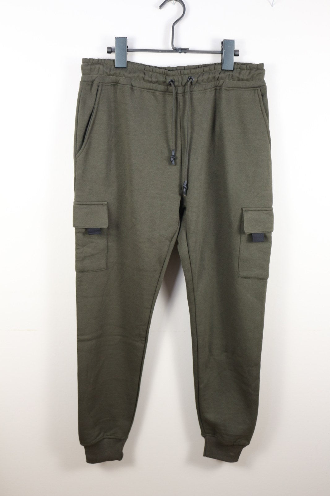 Pantalon de jogging cargo Genetic Apparel kaki, vue de face sur cintre – Frippin'Dealz