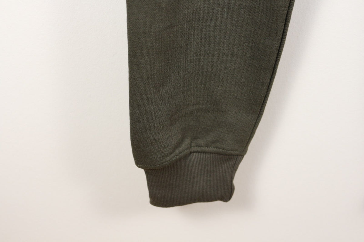Détail du bas de jambe à bord-côtes du jogging Genetic Apparel kaki – Frippin'Dealz
