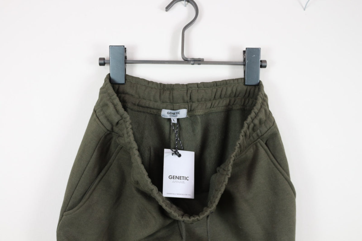 Étiquette Genetic Apparel taille L et étiquette neuve attachée à la ceinture du jogging kaki – Frippin'Dealz
