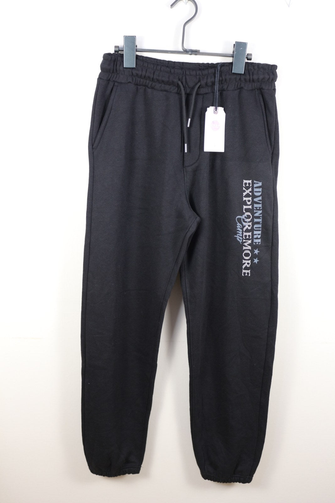 Jogging Marcus noir molletonné avec imprimé Adventure Explore More Camp sur la jambe – Frippin'Dealz