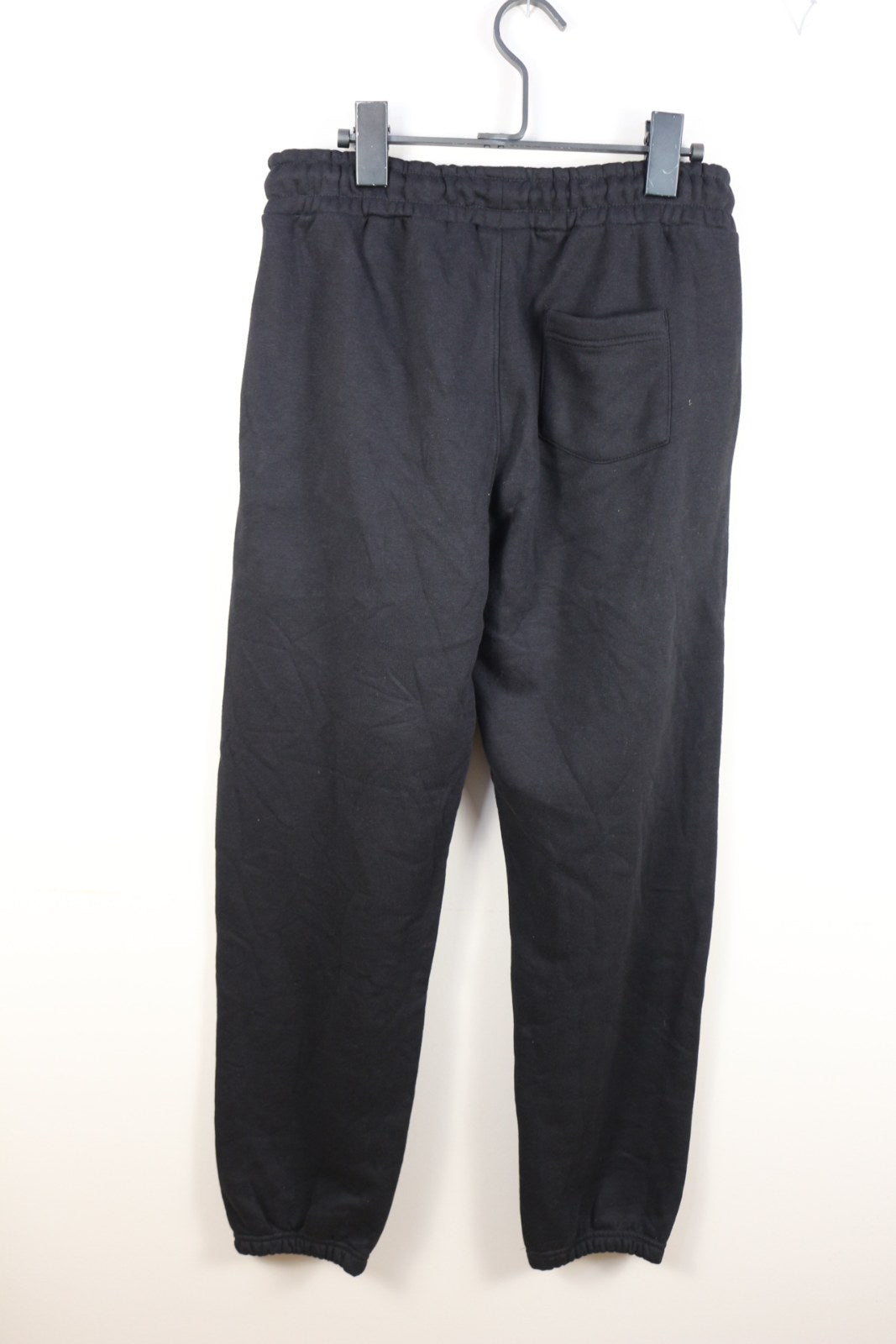 Dos du jogging Marcus noir avec poche arrière plaquée et taille élastiquée – Frippin'Dealz