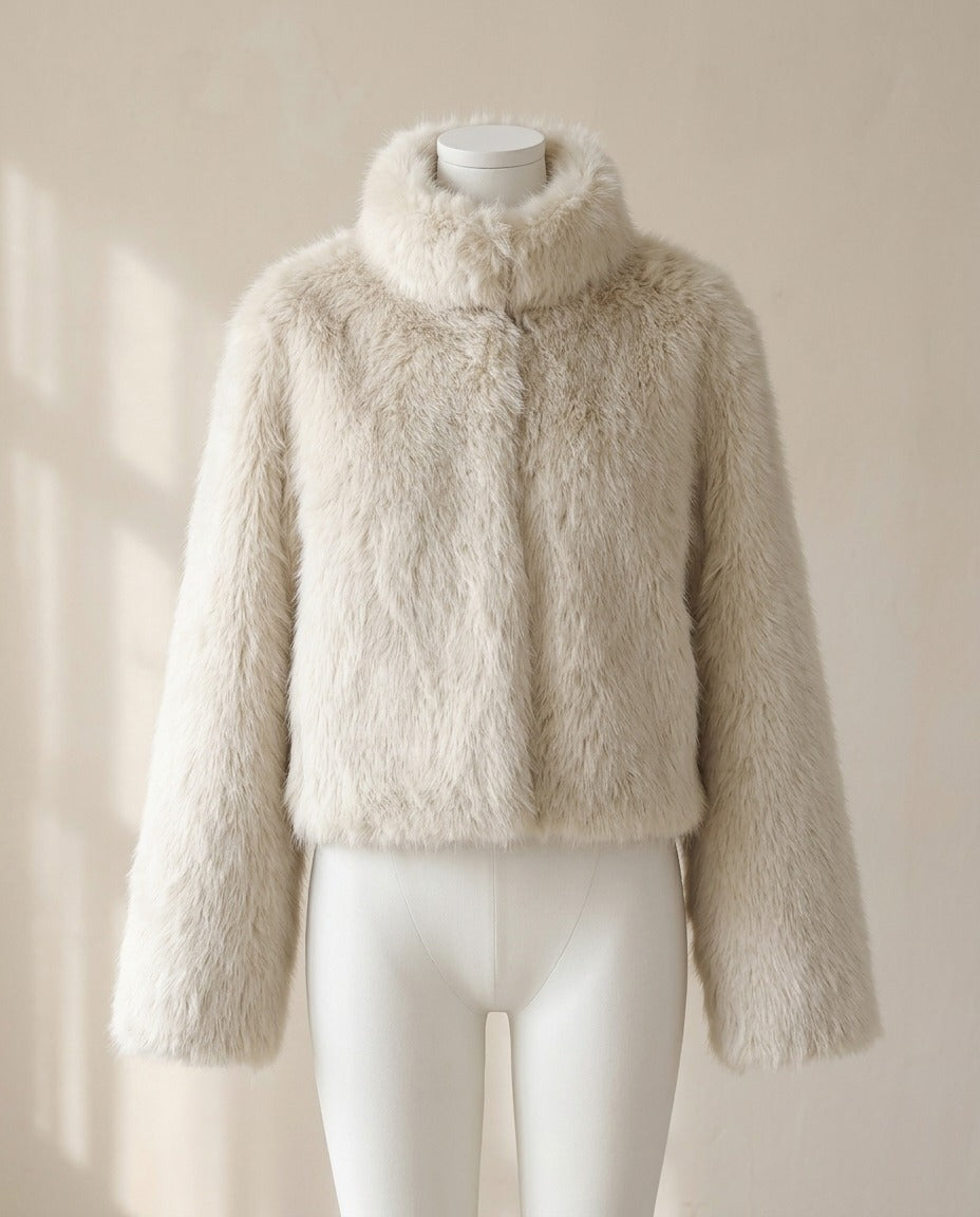 Manteau court en fausse fourrure – photo 1 – Frippin'Dealz – photo retouchée par IA