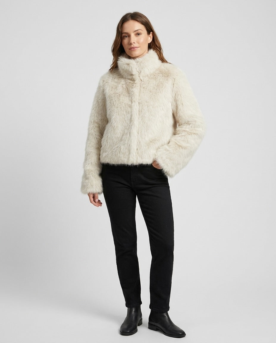Manteau court fausse fourrure col montant blanc cassé ou gris porté – photo générée par IA