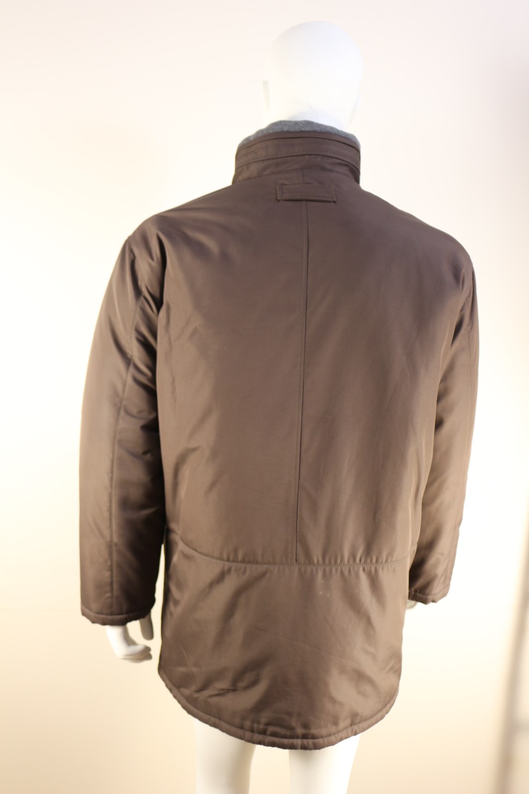 Dos du manteau Laurent Cerrer marron avec patte de col et couture horizontale – Frippin'Dealz