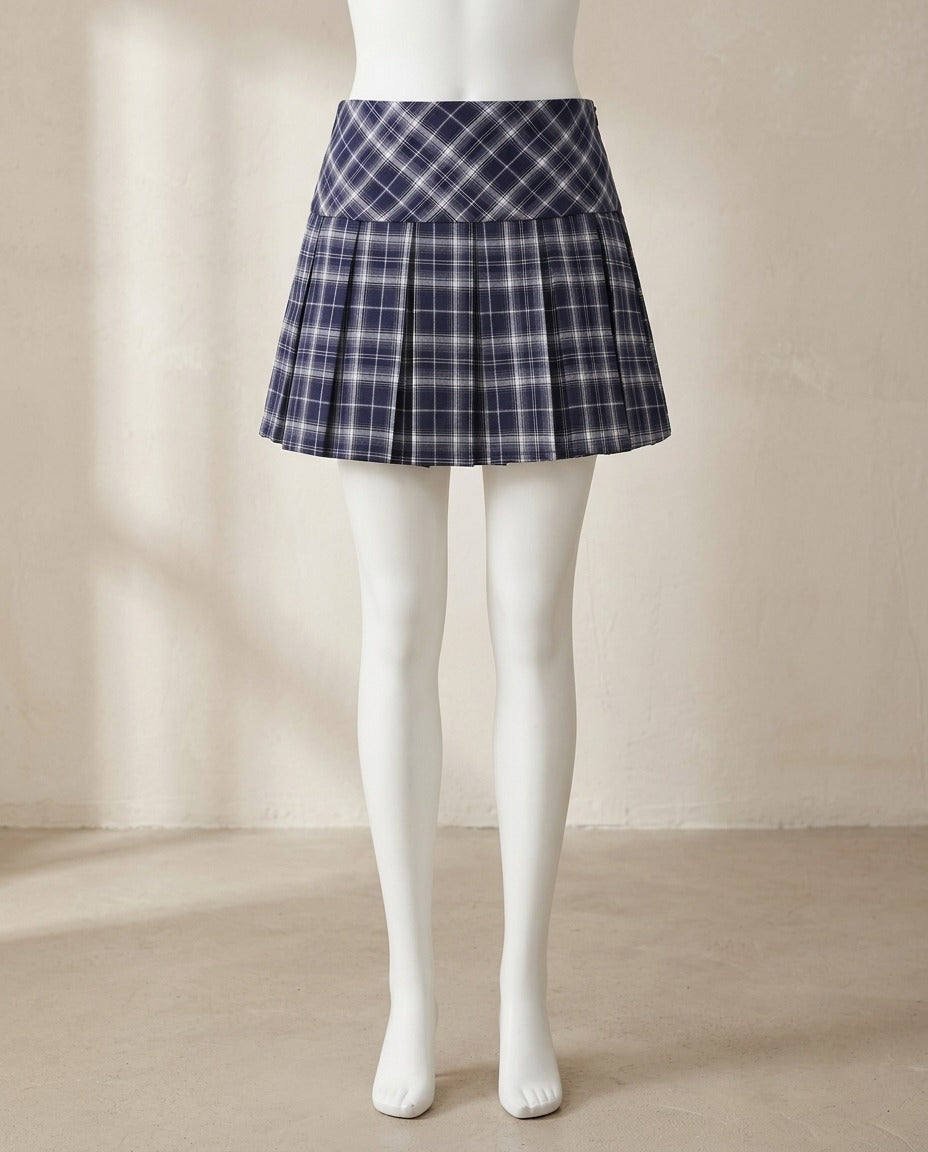 Mini-jupe plissée à carreaux tartan – photo 1 – Frippin'Dealz – photo retouchée par IA