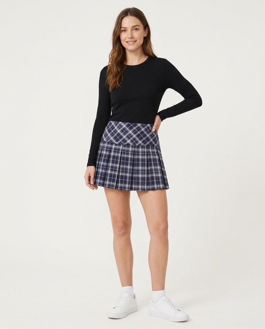 Mini-jupe plissée à carreaux tartan rétro rouge marron ou bleu porté – photo générée par IA
