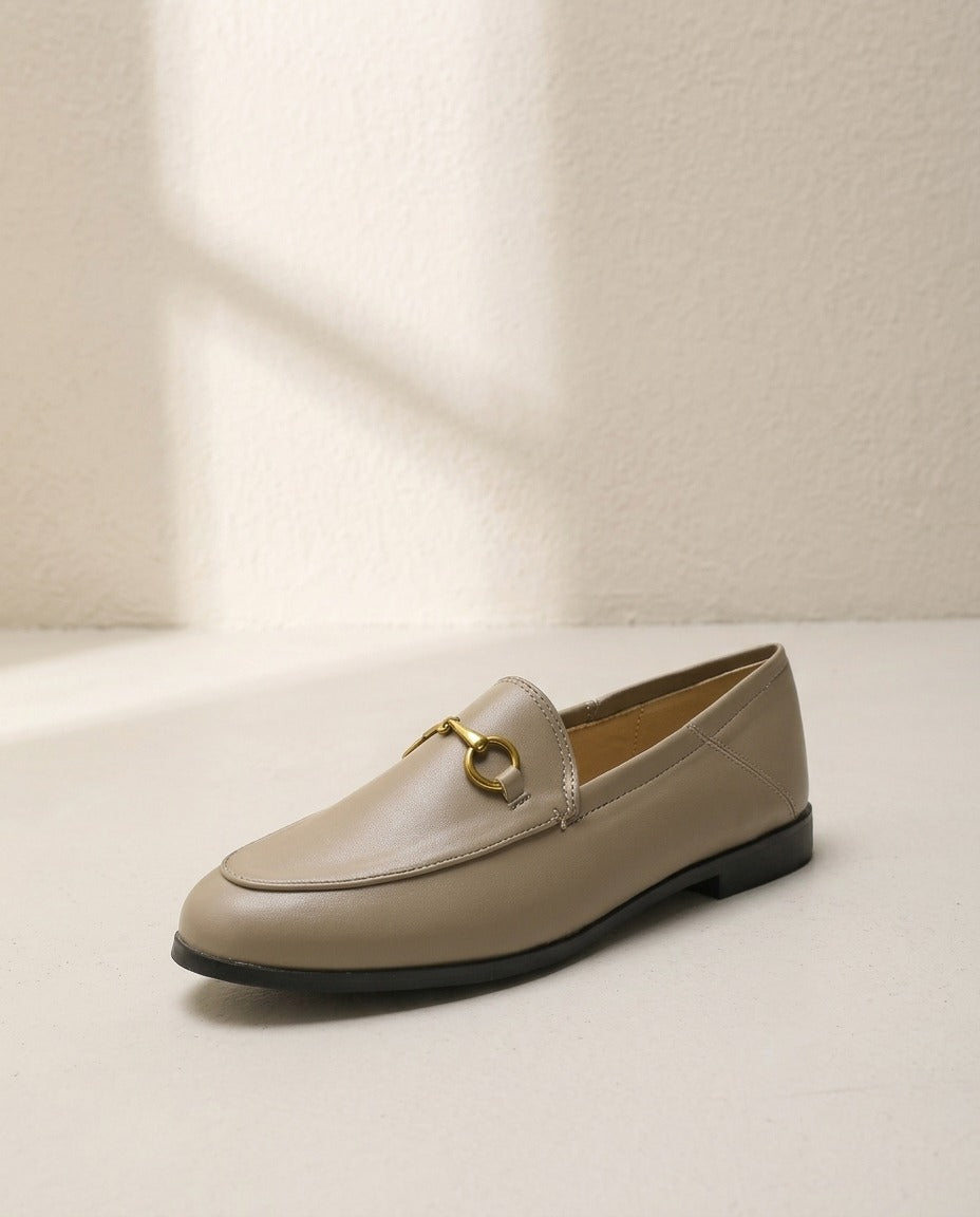 Mocassins à mors plats – photo 1 – Frippin'Dealz – photo retouchée par IA