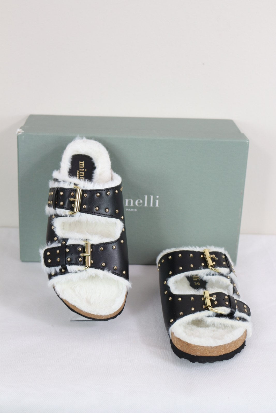 Mules Minelli Irene noires vues de face avec deux brides à boucles dorées – Frippin'Dealz