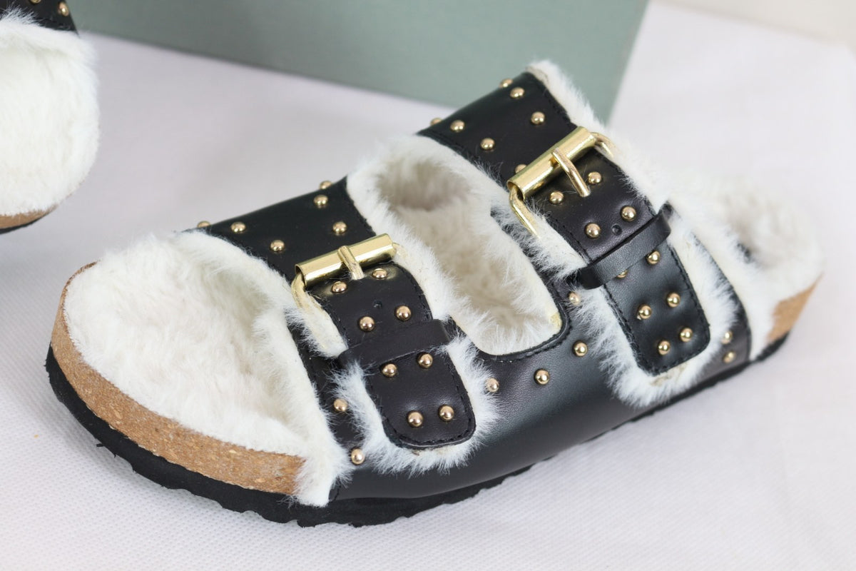 Gros plan sur les brides à boucles dorées, clous et fourrure des mules Minelli – Frippin'Dealz