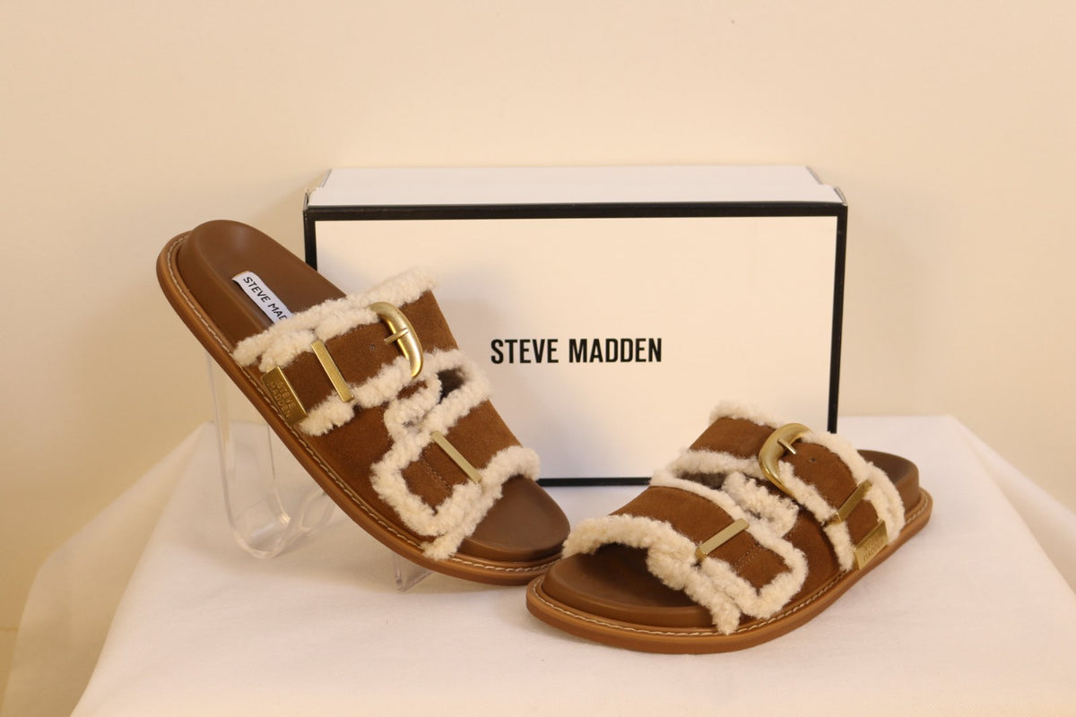 Mules Steve Madden marron en daim avec bordures effet peau lainée et boucles dorées, présentées devant leur boîte – Frippin'Dealz