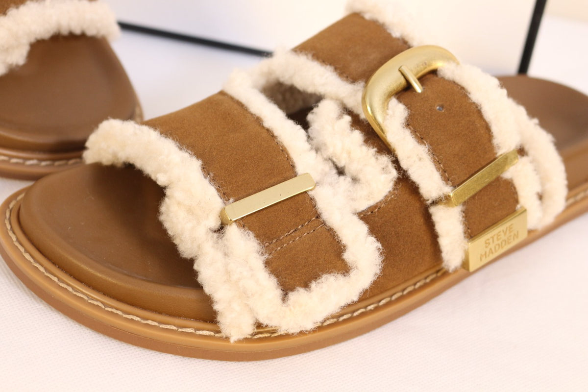 Gros plan sur les brides en daim, boucle dorée et bordure effet peau lainée des mules Steve Madden – Frippin'Dealz