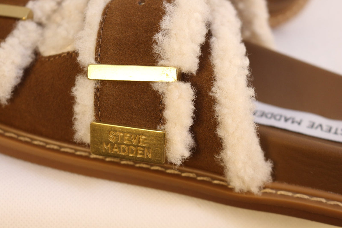 Gros plan sur la plaquette dorée Steve Madden des mules marron – Frippin'Dealz