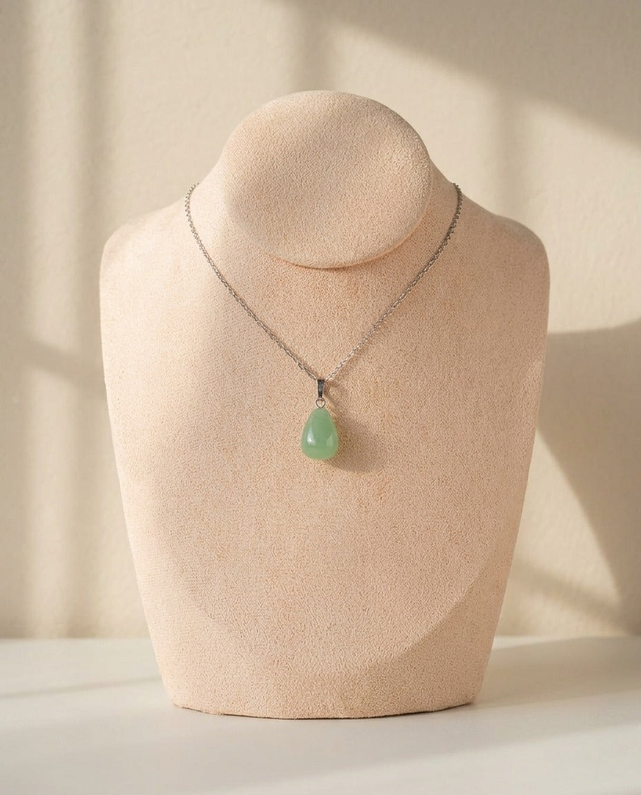 Pendentif goutte en aventurine verte Solstice et Minéraux – photo 1 – Frippin'Dealz – photo retouchée par IA