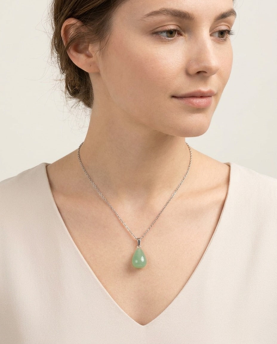 Solstice et Minéraux Pendentif goutte en aventurine verte porté – photo générée par IA