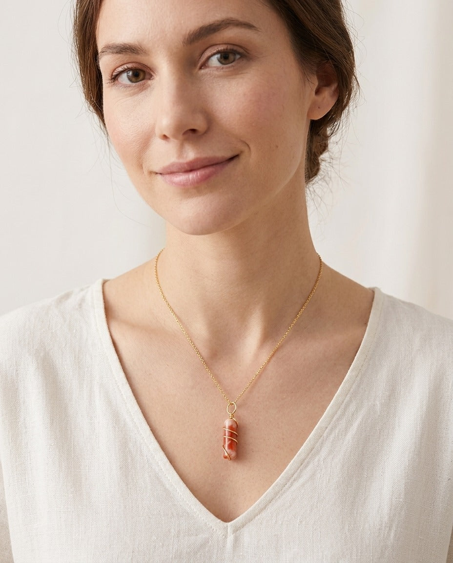 Solstice et Minéraux Pendentif mini pilier en jade fleurs de prunier porté – photo générée par IA
