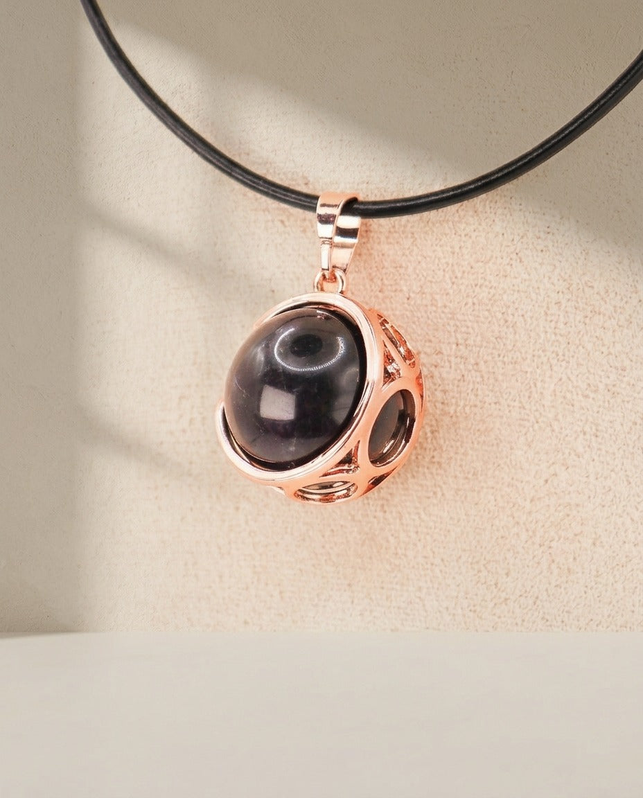 Pendentif sphère d'améthyste et croissant de lune Solstice et Minéraux – photo 1 – Frippin'Dealz – photo retouchée par IA