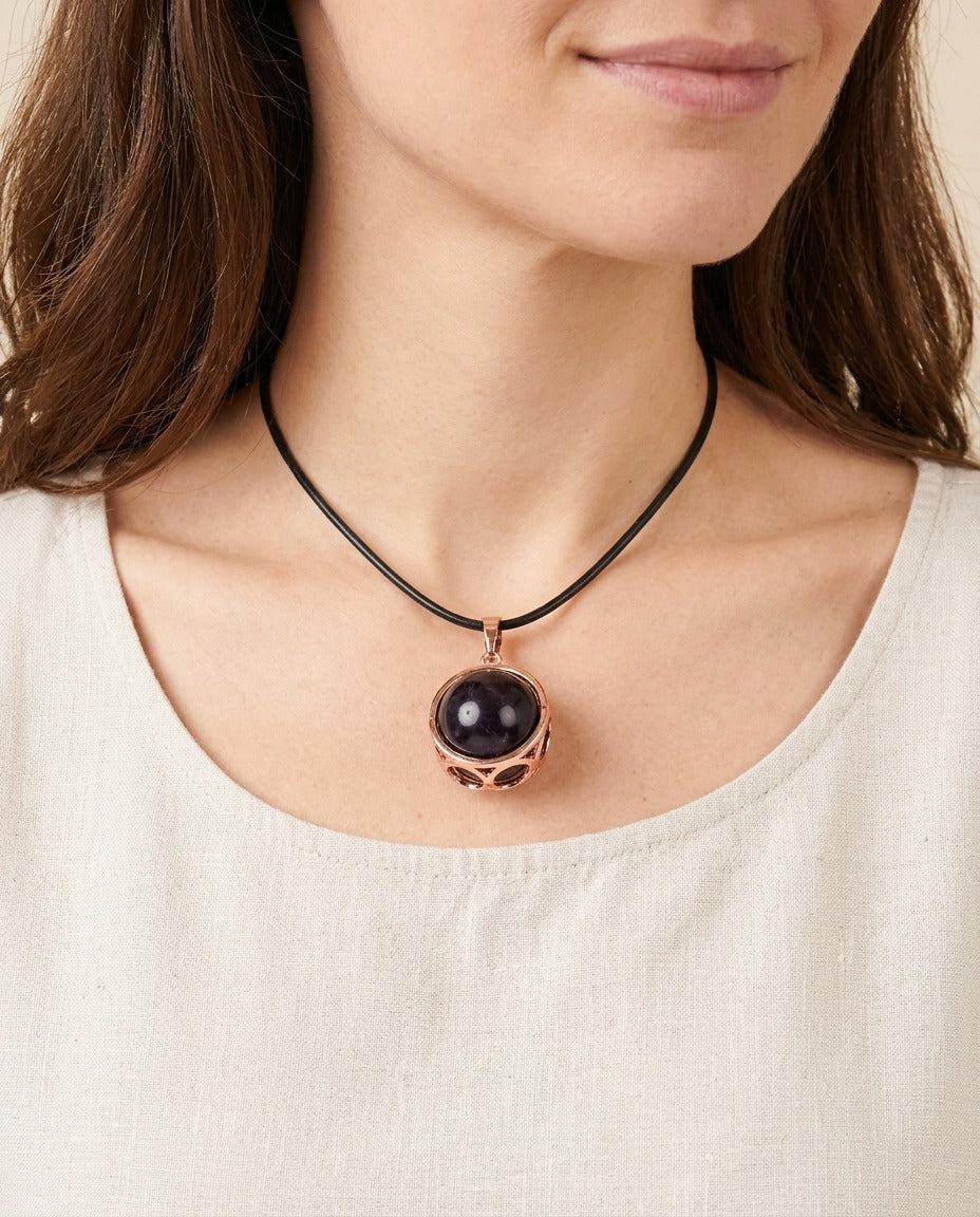 Solstice et Minéraux Pendentif sphère d'améthyste croissant de lune porté – photo générée par IA