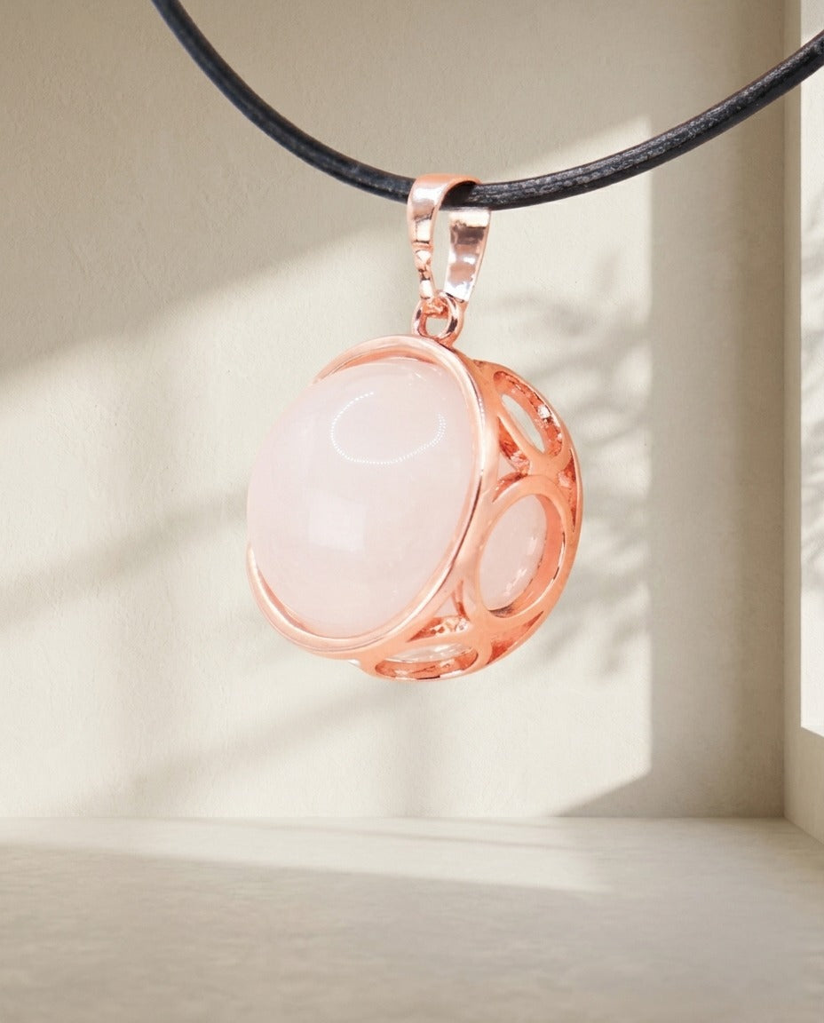 Pendentif sphère de quartz rose et croissant de lune Solstice et Minéraux – photo 1 – Frippin'Dealz – photo retouchée par IA