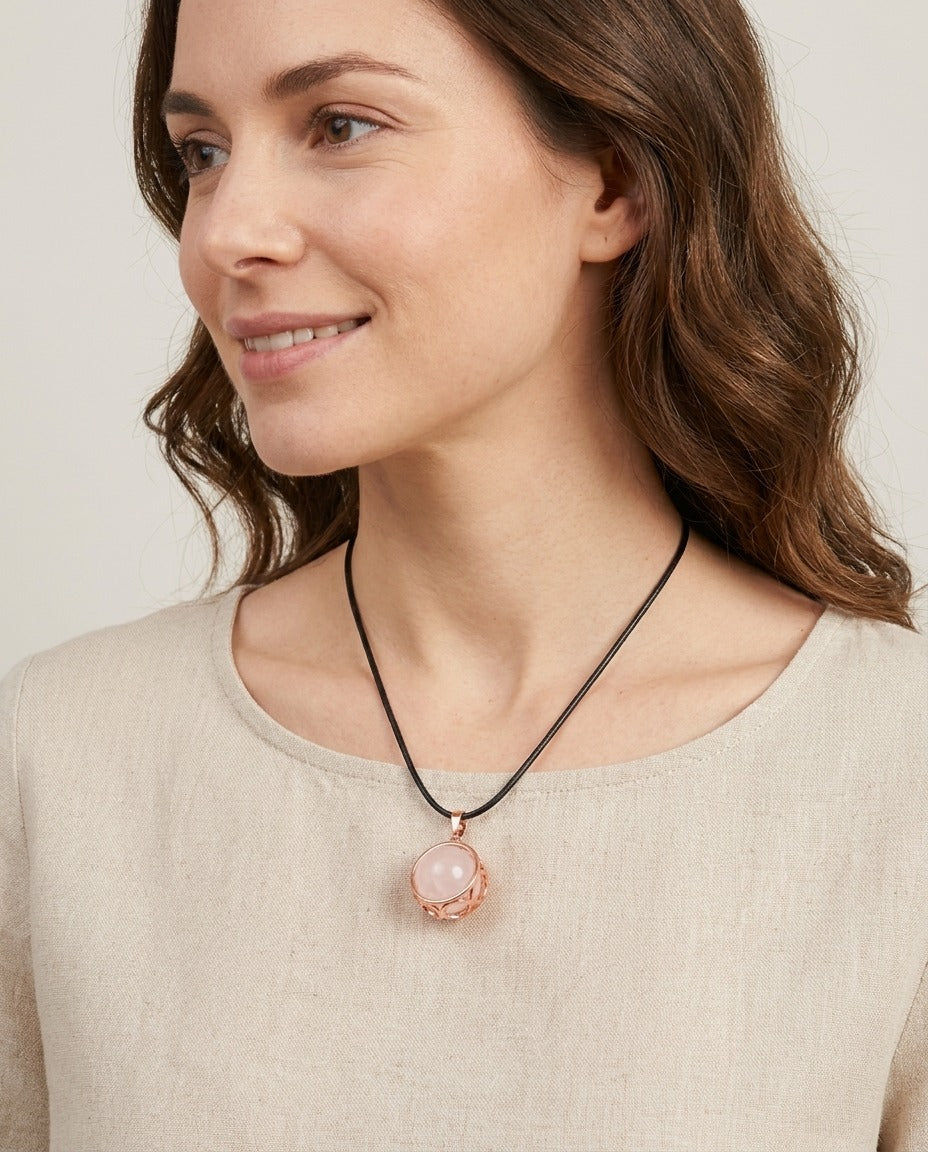 Solstice et Minéraux Pendentif sphère de quartz rose croissant de lune porté – photo générée par IA