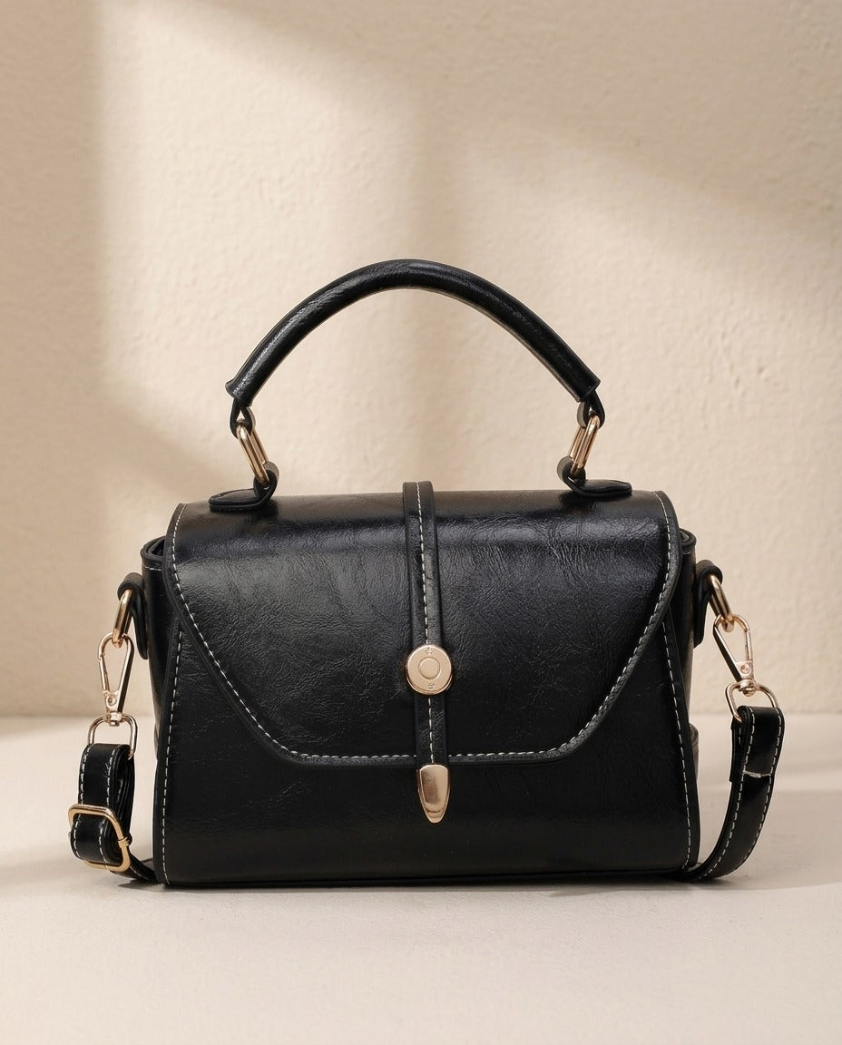 Petit sac bandoulière carré en similicuir – photo 1 – Frippin'Dealz – photo retouchée par IA