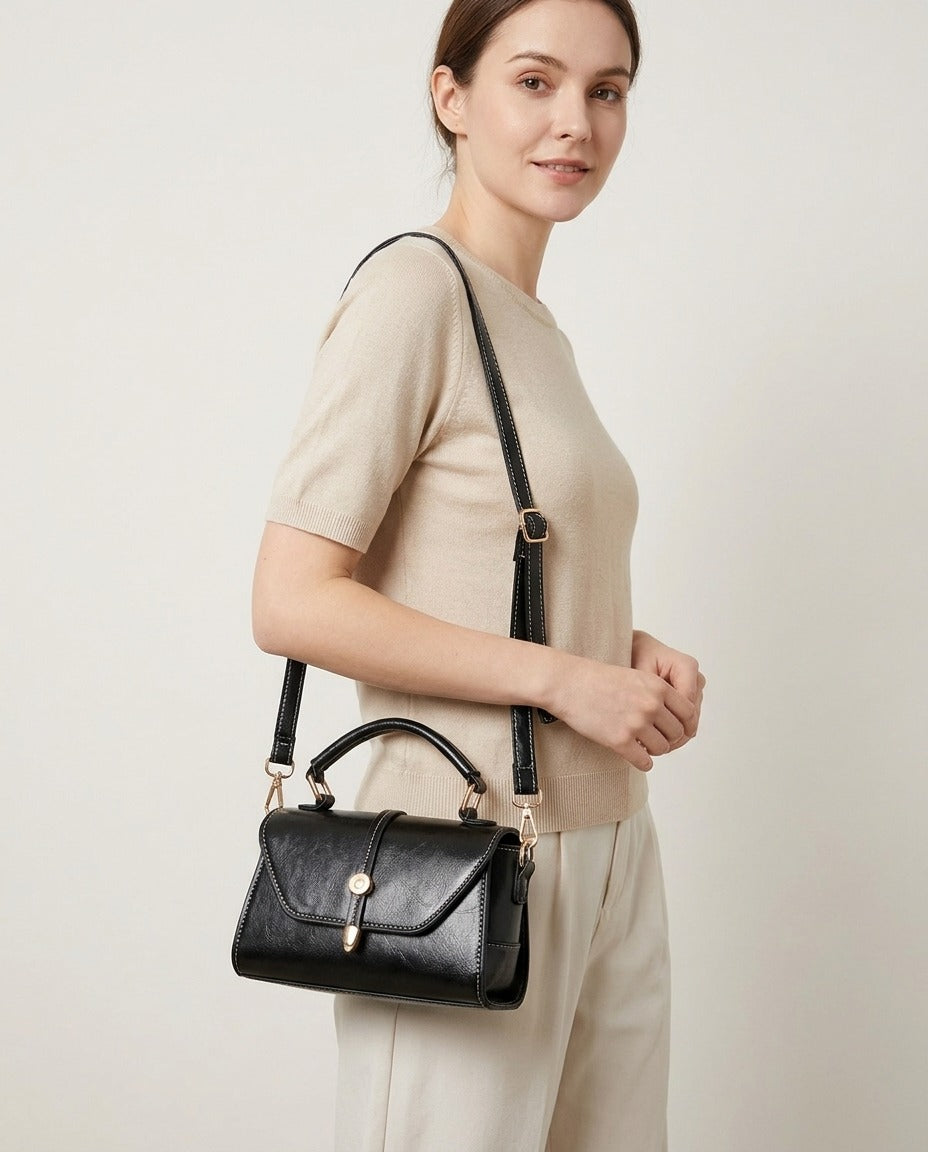 Petit sac bandoulière carré similicuir fermoir aimanté porté – photo générée par IA