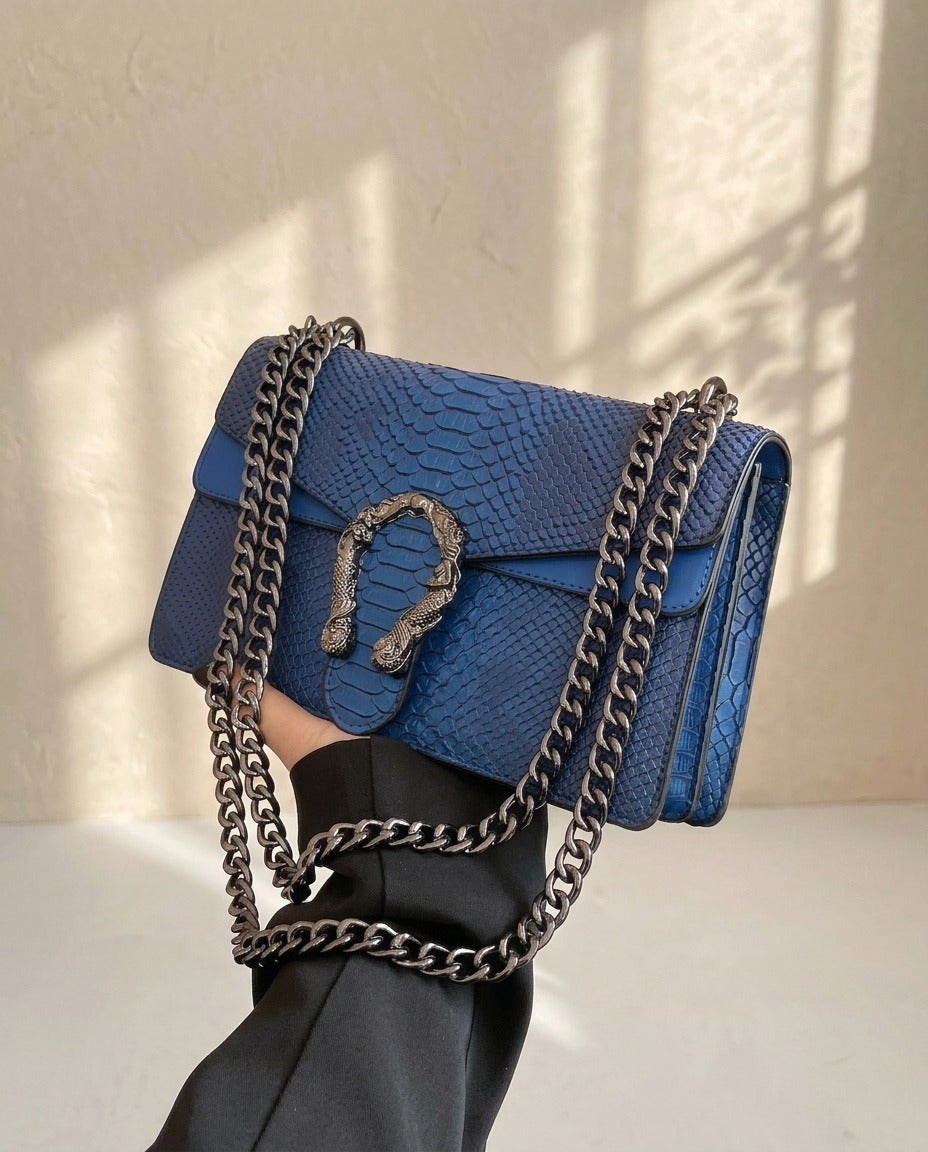 Petit sac carré effet croco – photo 1 – Frippin'Dealz – photo retouchée par IA