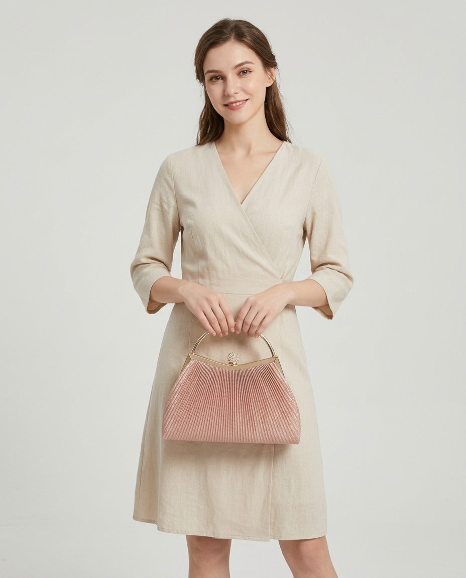 Pochette de soirée sardine rose fermoir strass porté – photo générée par IA