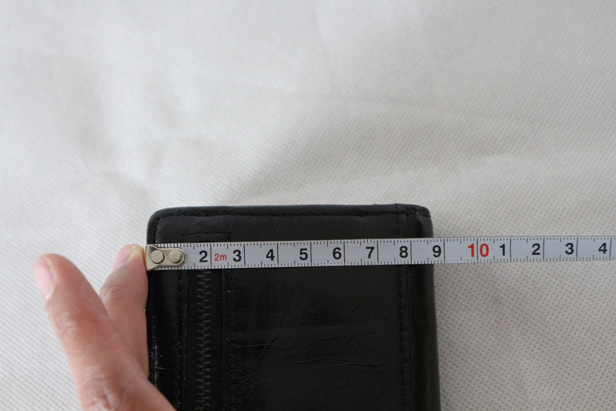 Mesure de la longueur du portefeuille Claudio Ferrici noir au mètre ruban – Frippin'Dealz