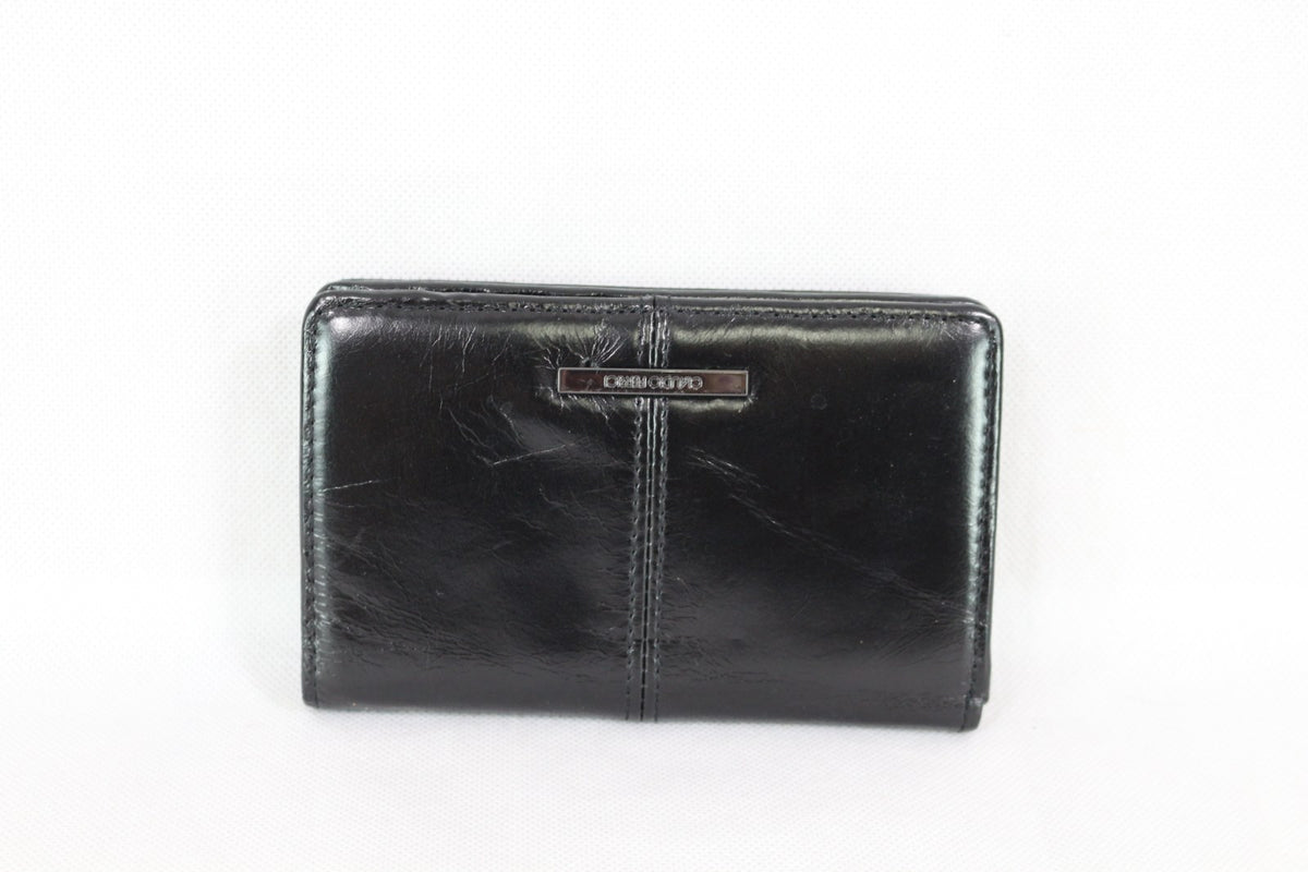 Portefeuille Claudio Ferrici noir aspect cuir craquelé avec plaque métallique, vue de face – Frippin'Dealz