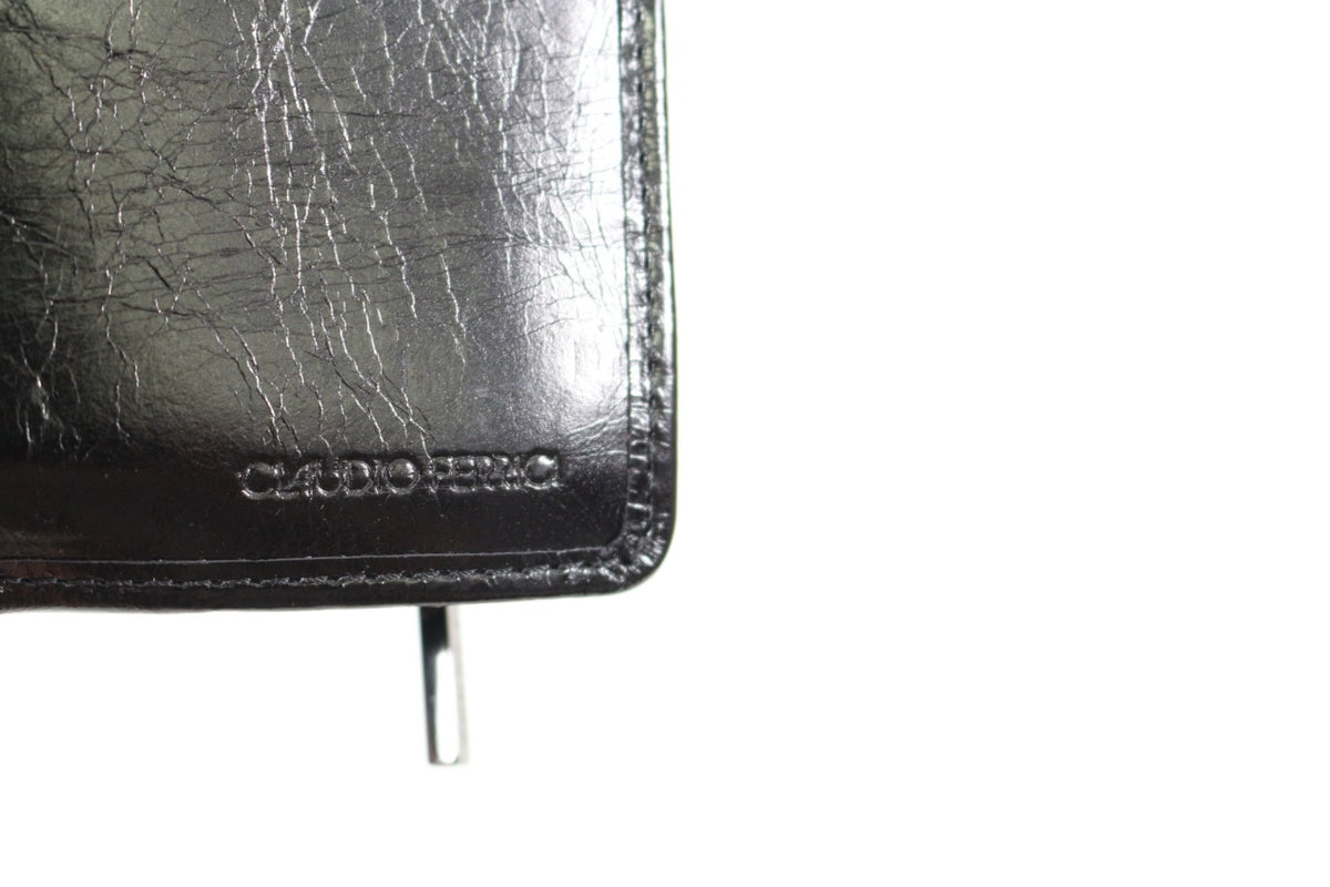 Gros plan sur la tirette de zip siglée du portefeuille Claudio Ferrici noir – Frippin'Dealz