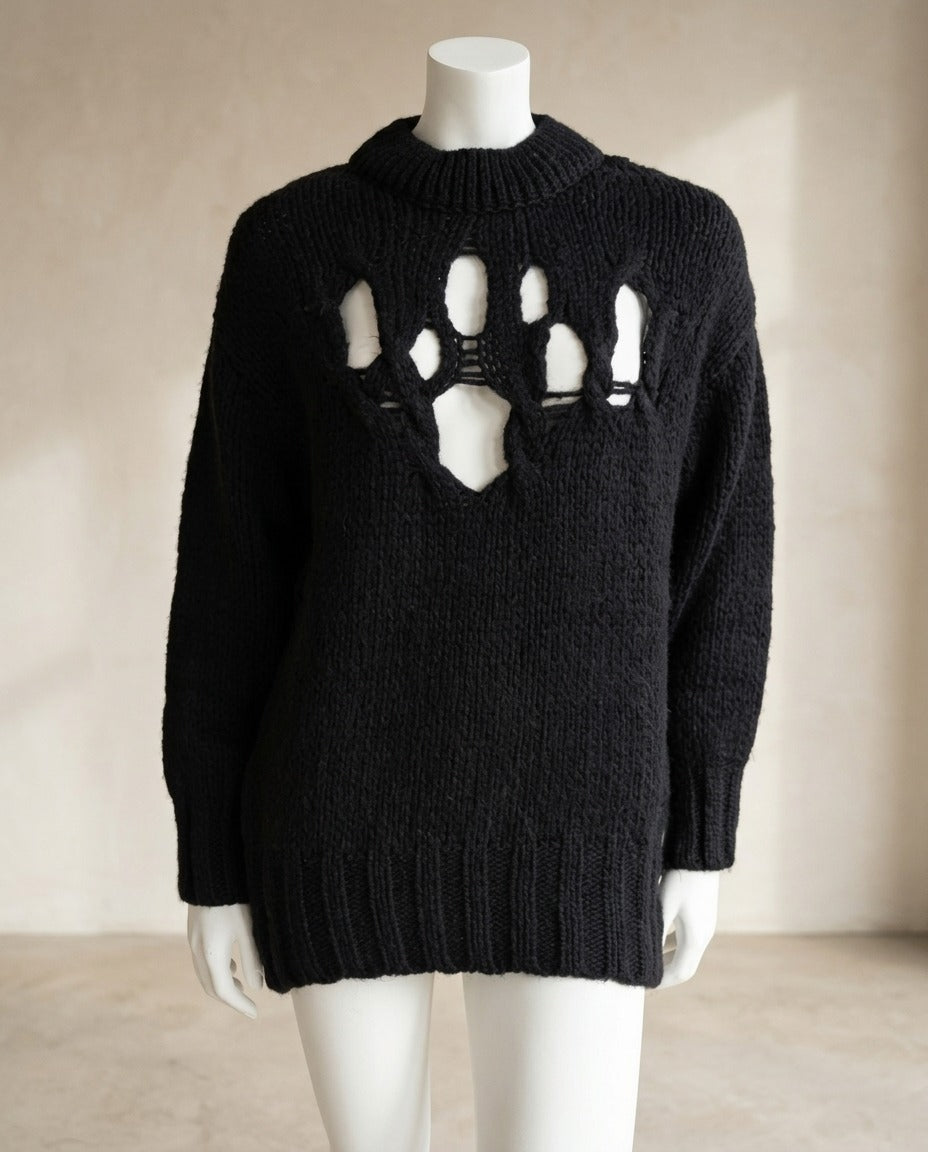 Pull Boohoo noir oversize avec découpes ajourées sur le devant porté sur mannequin – Frippin'Dealz – photo retouchée par IA