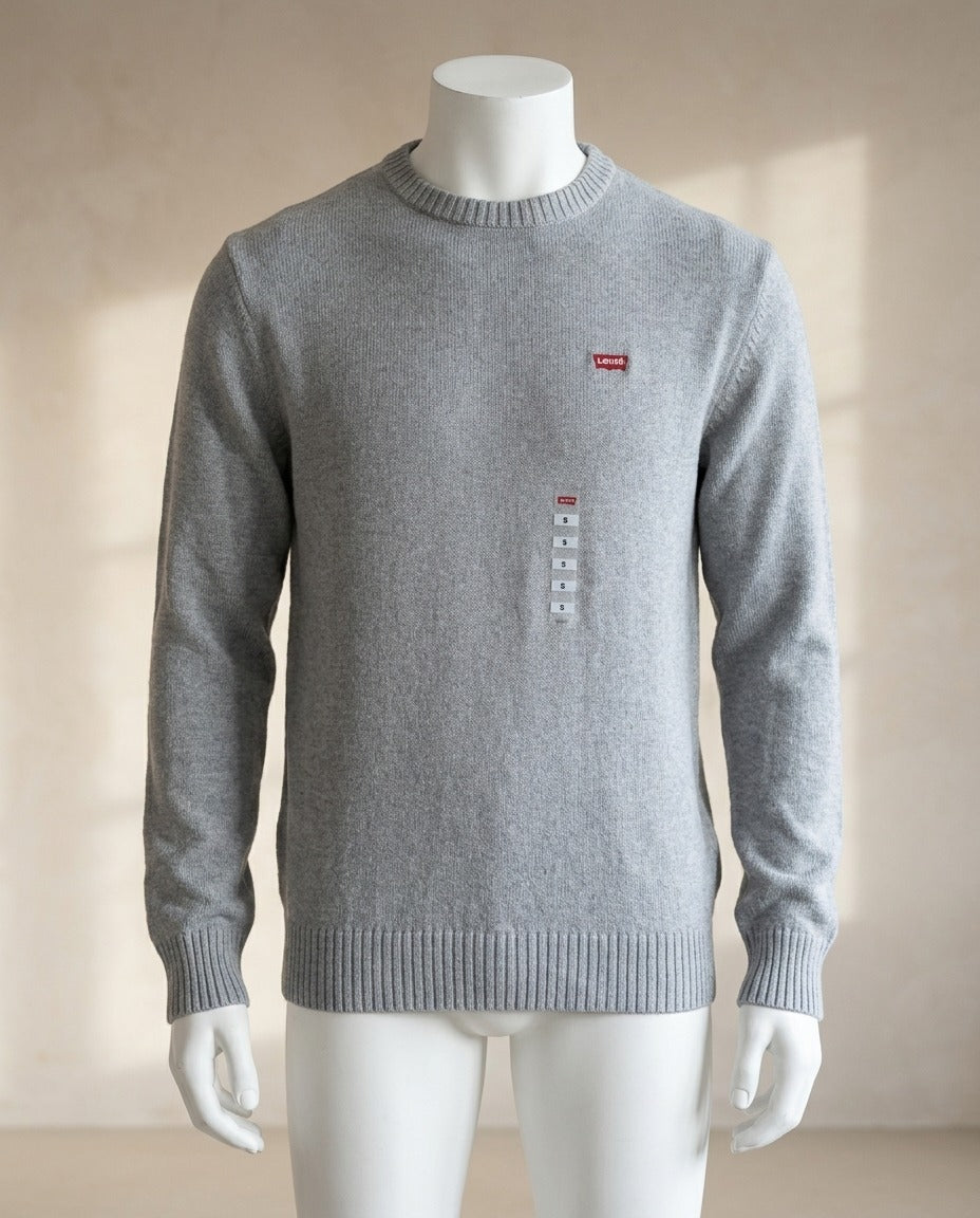 Pull Levi's gris chiné à col rond et petit logo brodé rouge, porté sur mannequin – Frippin'Dealz – photo retouchée par IA
