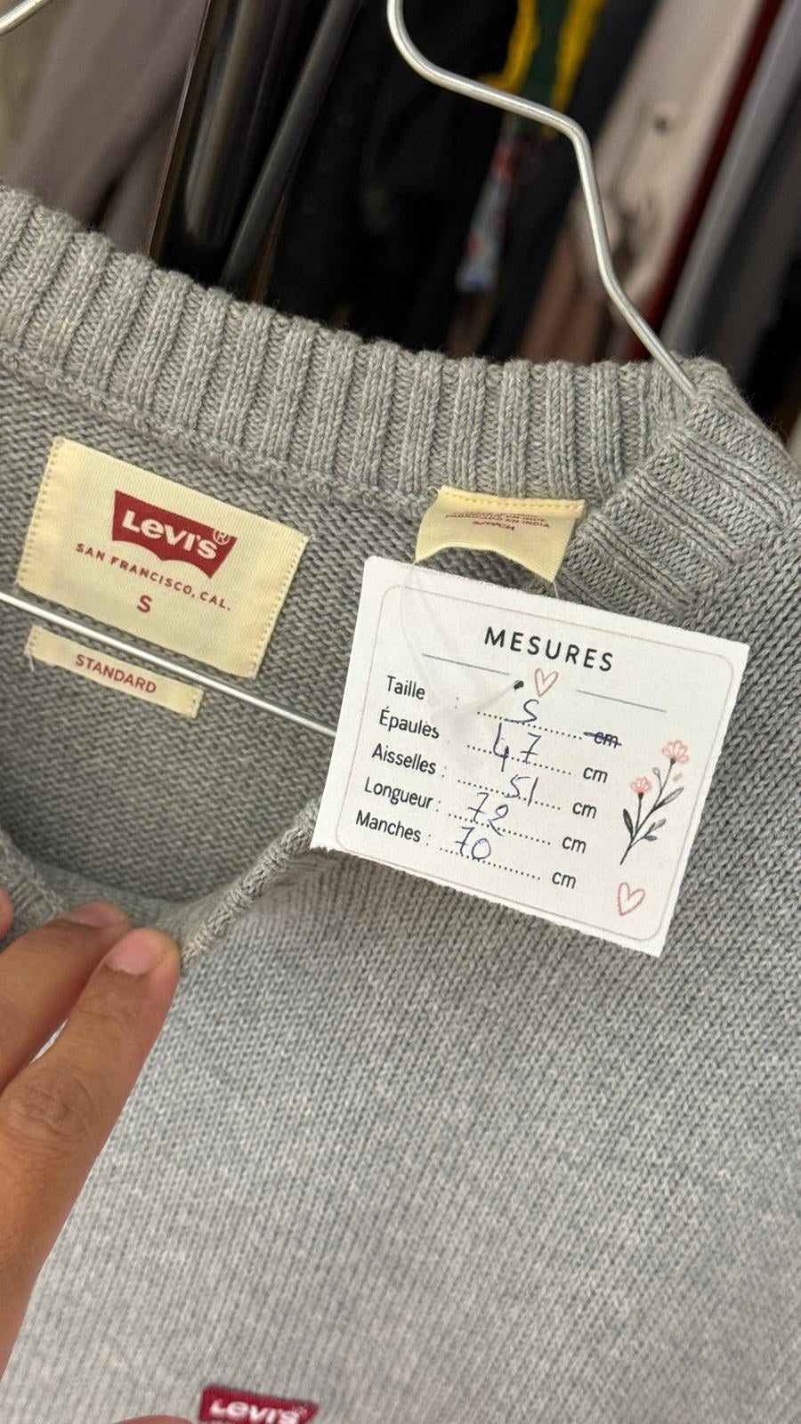 Étiquette Levi's taille S coupe Standard avec fiche de mesures du pull gris – Frippin'Dealz