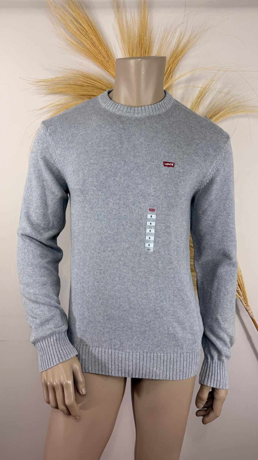 Pull Levi's gris chiné à col rond et petit logo brodé rouge, porté sur mannequin – Frippin'Dealz