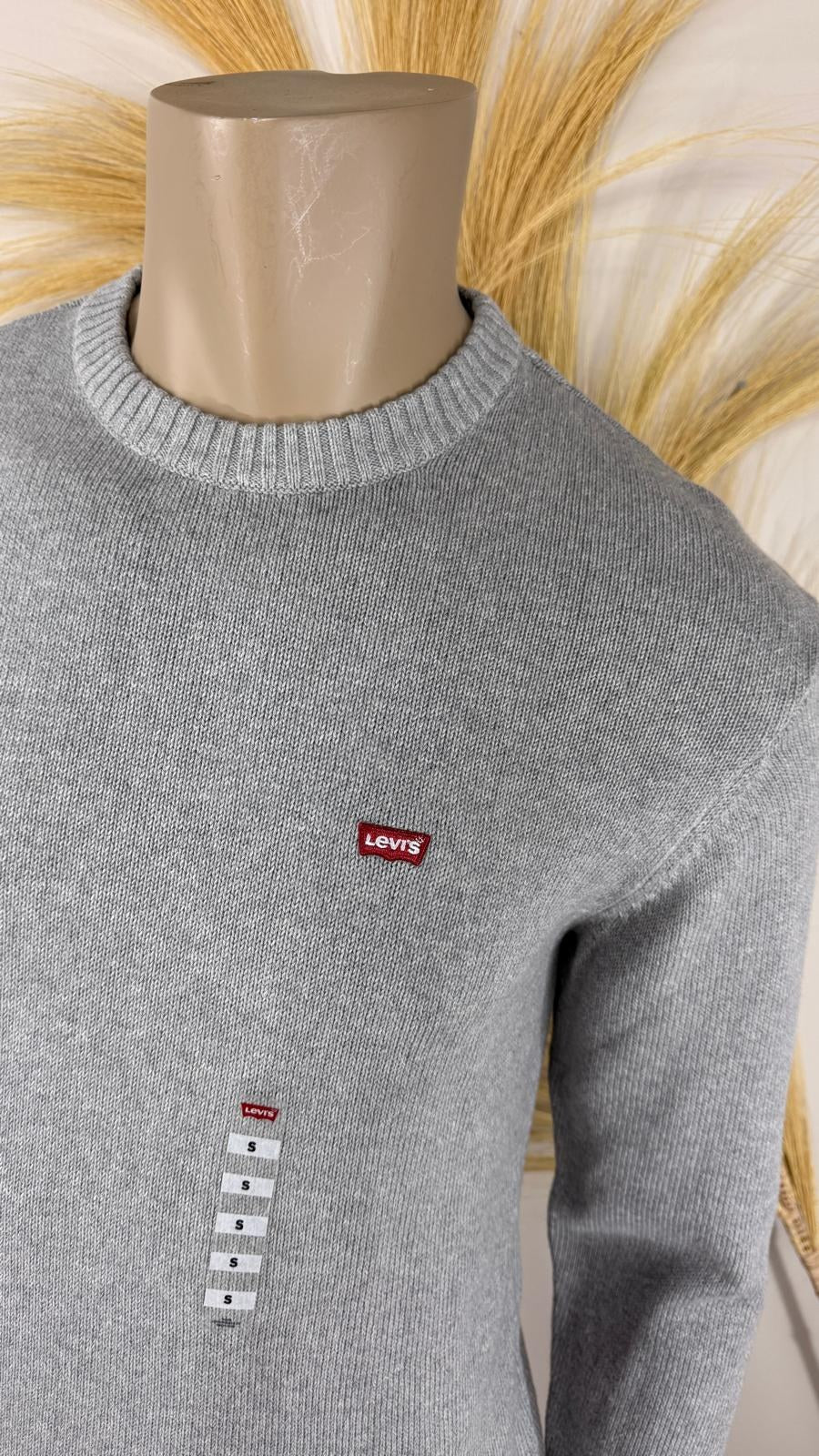 Détail du col rond côtelé et du logo Levi's brodé du pull gris chiné – Frippin'Dealz
