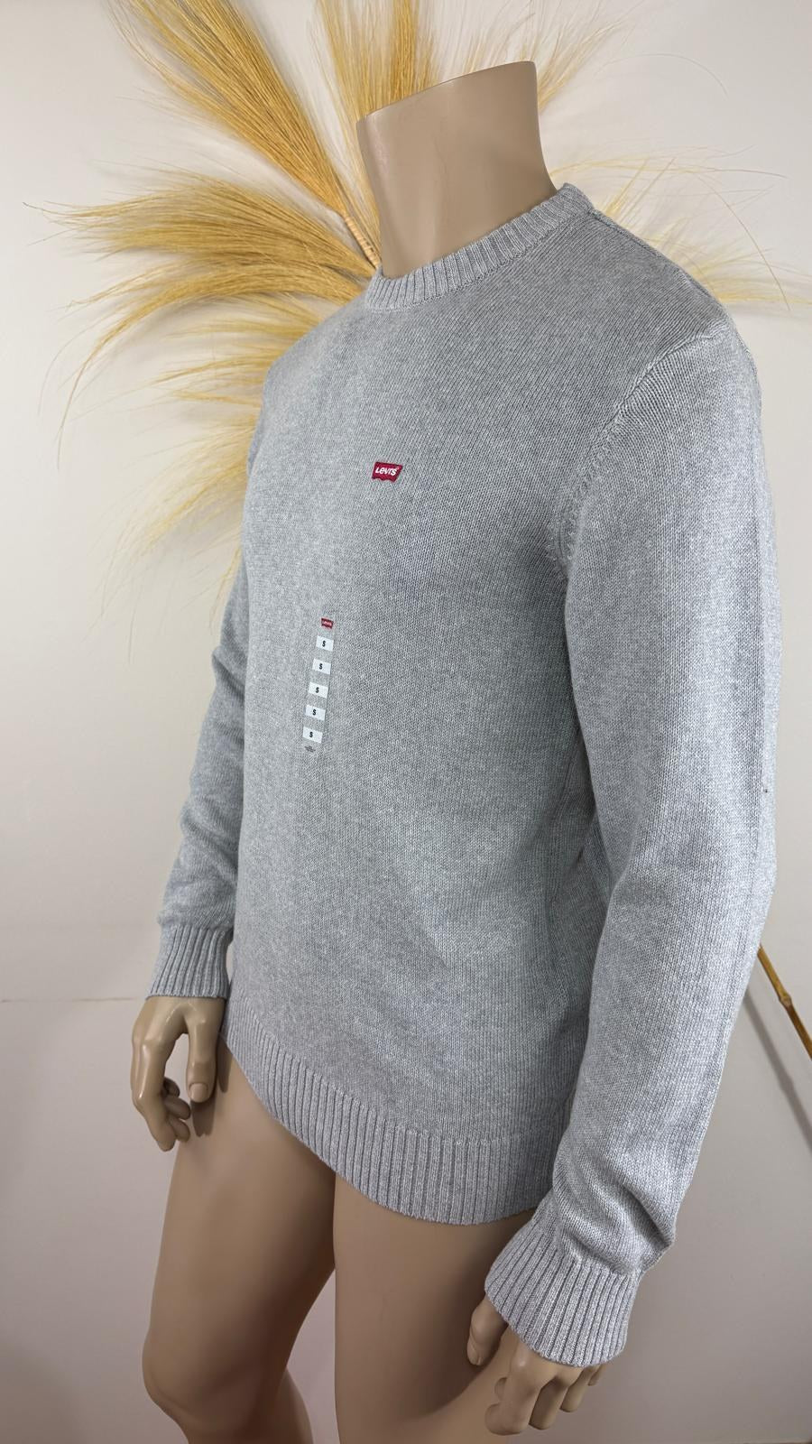 Pull Levi's gris chiné vu de trois quarts avec bords-côtes aux poignets et à l'ourlet – Frippin'Dealz