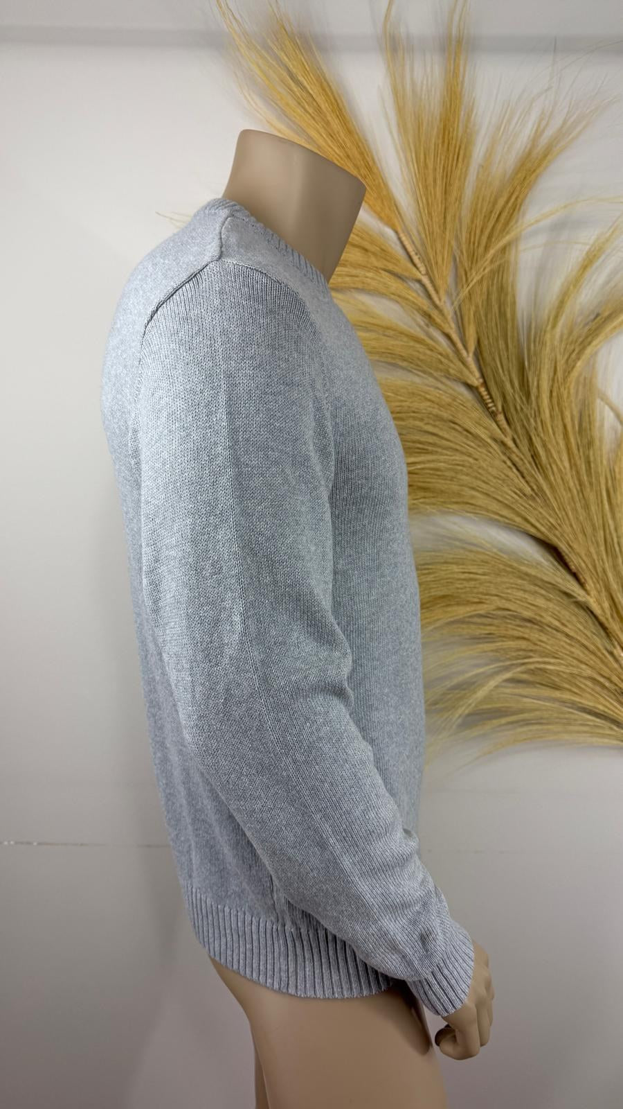 Pull Levi's gris chiné vu de profil, manche longue et épaule – Frippin'Dealz