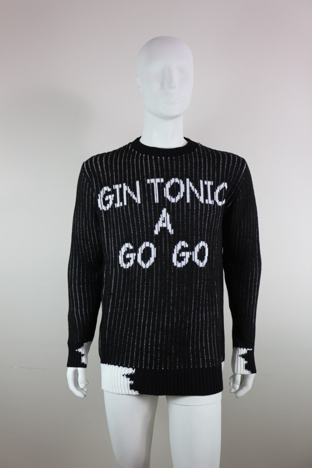 Pull Millions Man noir à message Gin Tonic A Go Go en blanc et bords-côtes blancs – Frippin'Dealz