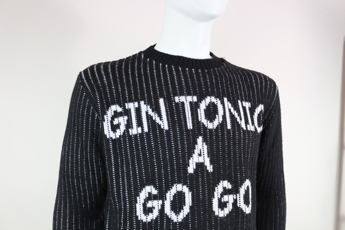 Gros plan sur le message Gin Tonic A Go Go et la maille côtelée du pull Millions Man noir – Frippin'Dealz