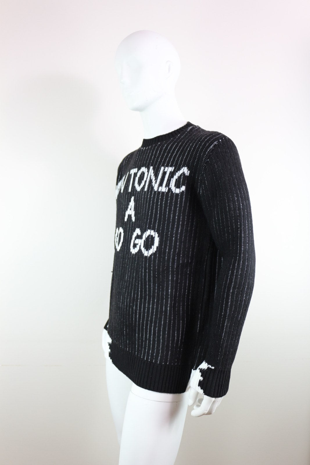 Pull Millions Man noir vu de trois quarts avec col rond côtelé et manches longues – Frippin'Dealz