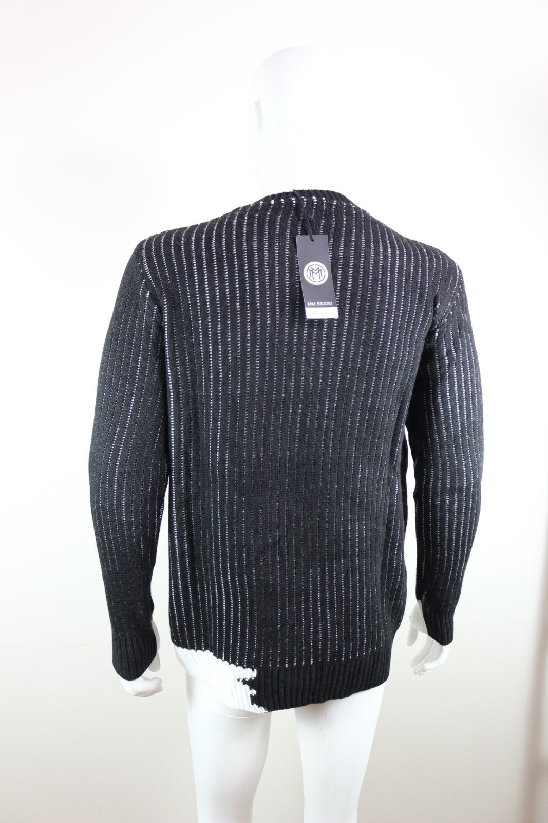 Dos du pull Millions Man noir à fines rayures blanches avec étiquette MM Studio – Frippin'Dealz