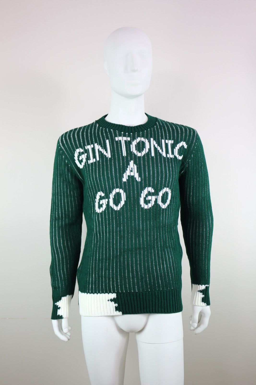 Pull Millions Man vert avec message Gin Tonic A Go Go en blanc, porté sur mannequin – Frippin'Dealz